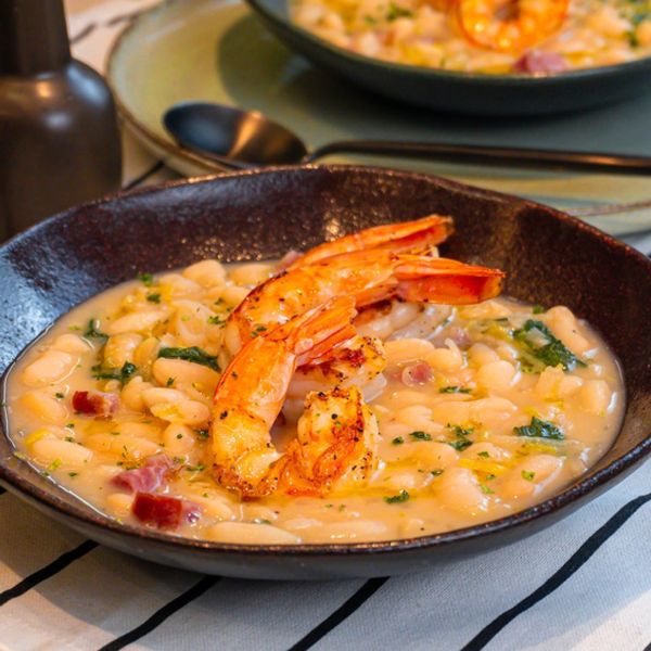 Caldo de feijão branco com camarões