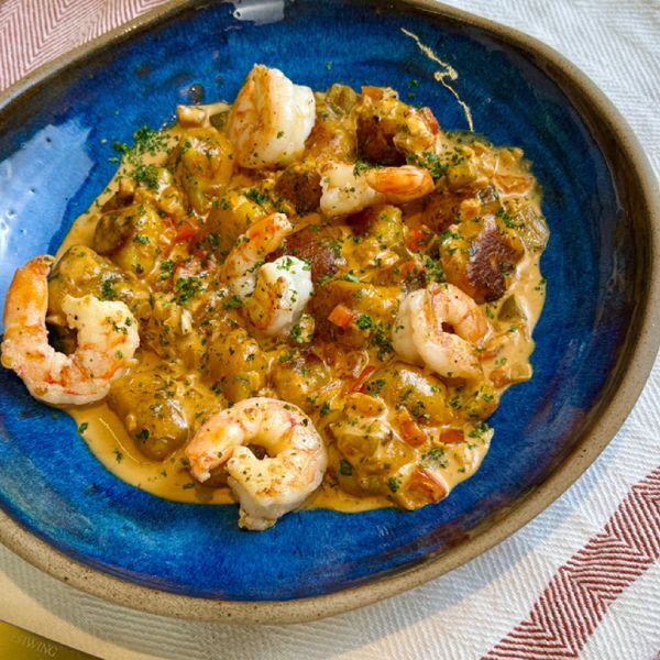 Nhoque de banana da terra com moqueca de camarões